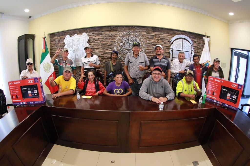 Armando Martínez Manríquez Reconoce la Labor de Boleros y Franeleros con Incentivo&nbsp;Navideño