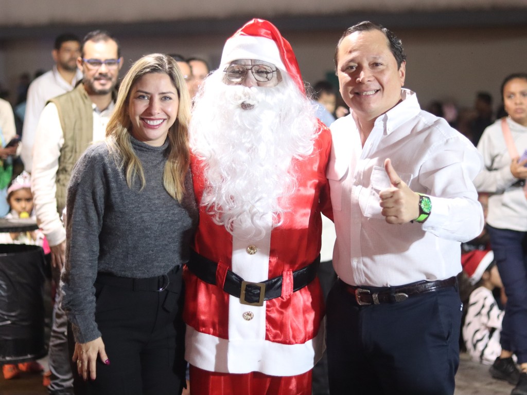 Carlo González y su esposa se suman al acto de encendido del Pino de Navidad en la Plaza Isauro&nbsp;Alfaro
