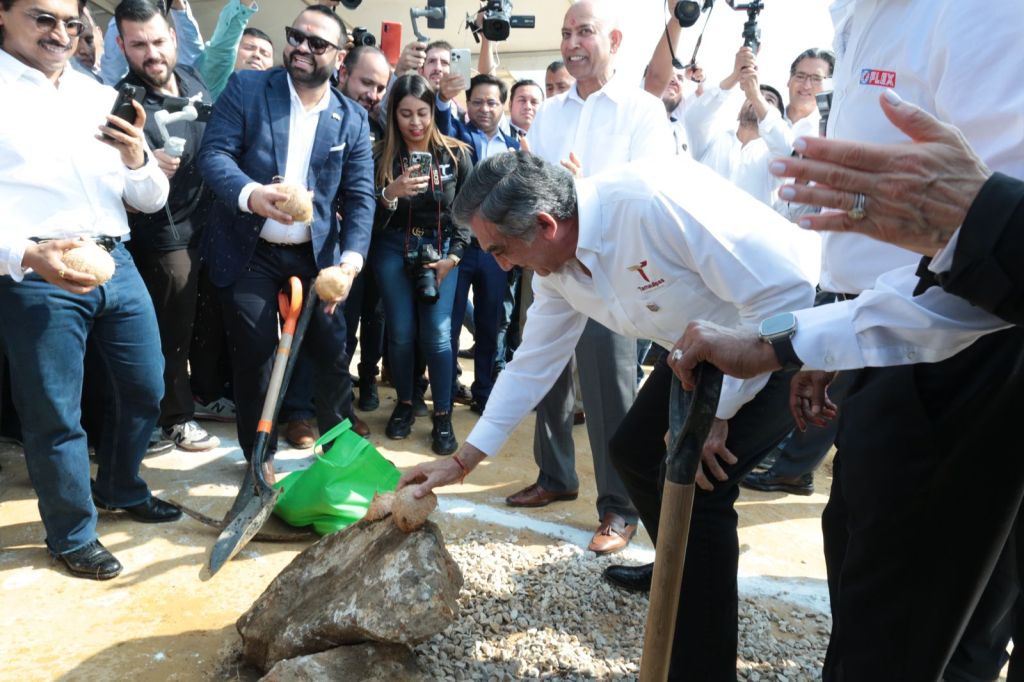 Pone Américo primera piedra de planta industrial en&nbsp;Altamira