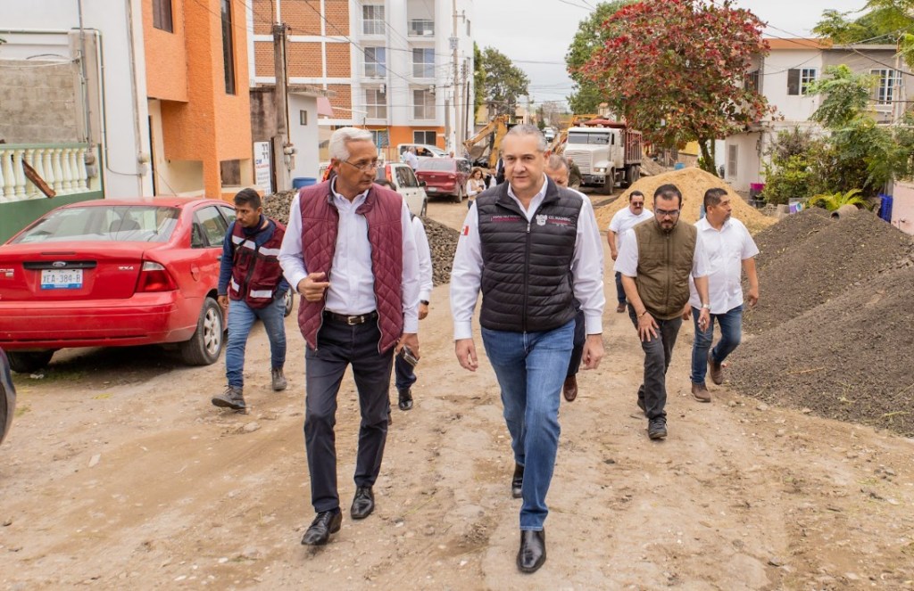 Gestiona Adrián Oseguera más trabajos en materia de infraestructura&nbsp;vial