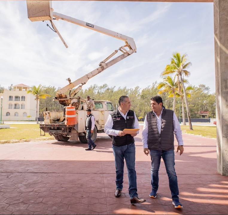 Adrián Oseguera Supervisa Renovación de Alumbrado Público en Playa&nbsp;Miramar