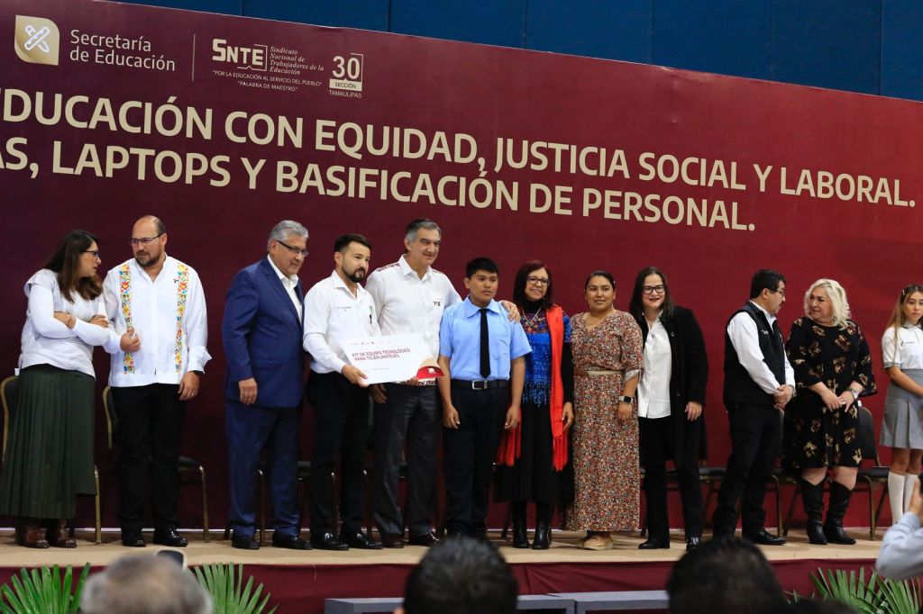Entregan Nombramientos y Equipo Tecnológico a Maestros&nbsp;Tamaulipecos