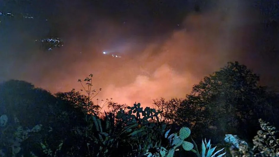 Incendio forestal en Querétaro obliga al desalojo de 250&nbsp;personas
