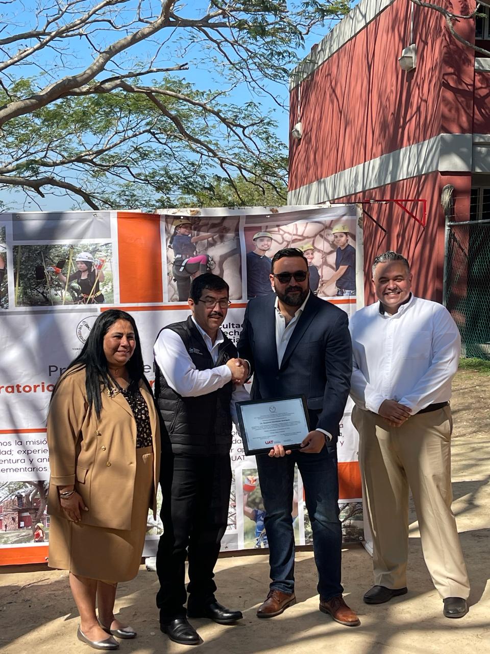 Reconocimiento al Secretario de Turismo de Tamaulipas en la UAT Campus&nbsp;Tampico