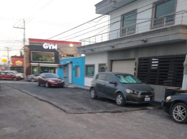 REGIDOR “CONSENTIDO” DEL ALCALDE CARLOS PEÑA REPAVIMENTA CALLE FRENTE A SU&nbsp;CASA