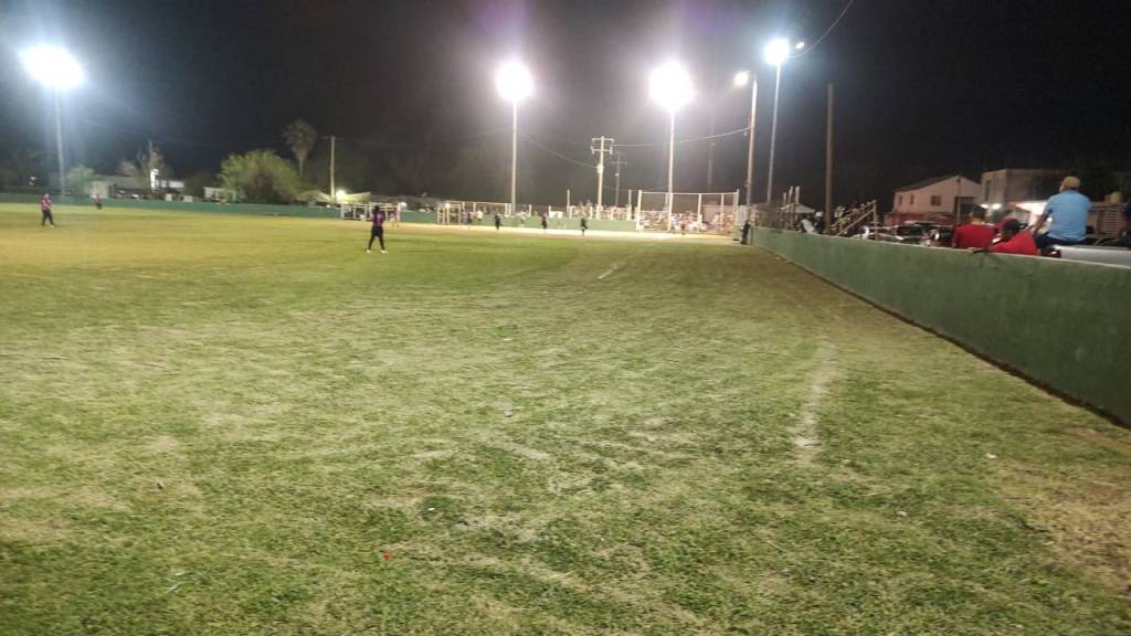 Rehabilitación del alumbrado en parque de béisbol de Nuevo Progreso finalizada por Personal de Servicios Primarios del Gobierno de Río&nbsp;Bravo