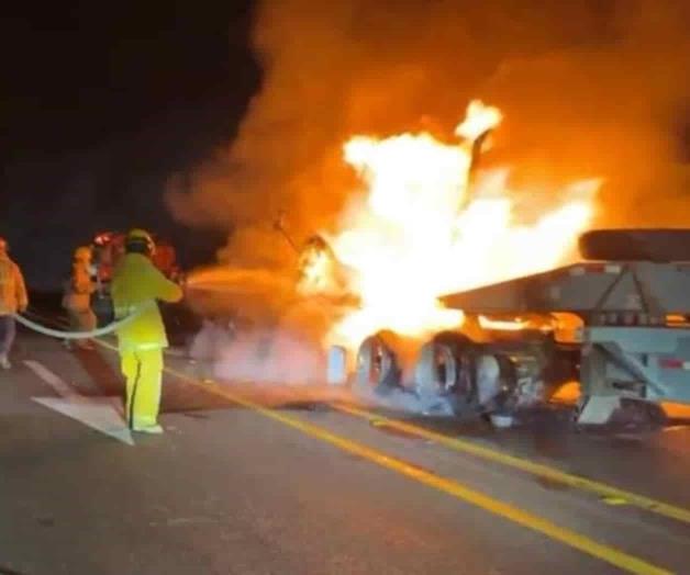 Se incendia tráiler en Libramiento&nbsp;Poniente