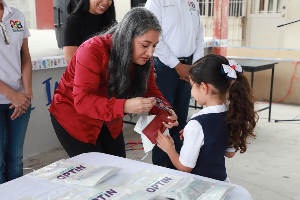 Continúa la Entrega de Lentes en Escuelas de Río&nbsp;Bravo
