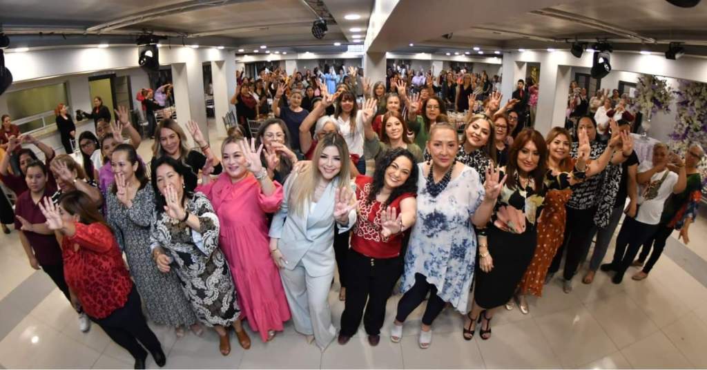 Las mujeres de Matamoros con Olga&nbsp;Sosa.