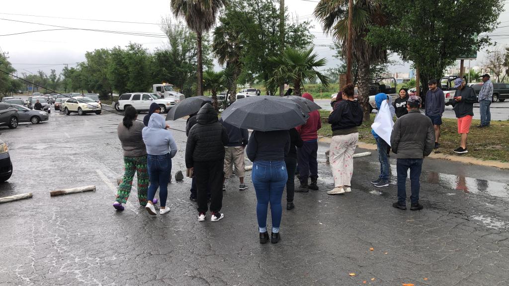 Vecinos de Hacienda Del Sol protestan por falta de&nbsp;agua