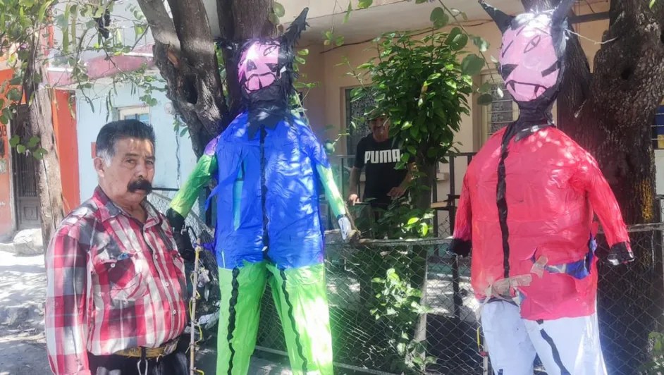 Vecinos de Monterrey planean «agarrar» Judas como piñatas en lugar de&nbsp;quemarlos