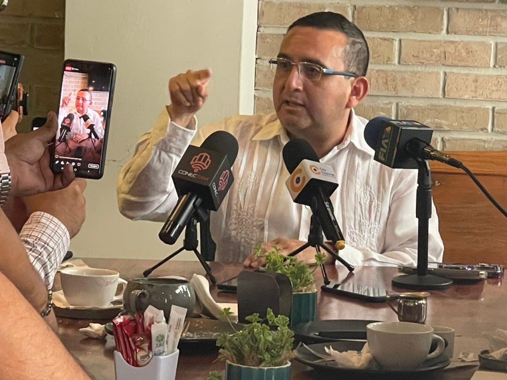 Ciro Hernández apoya a Armando&nbsp;Martínez