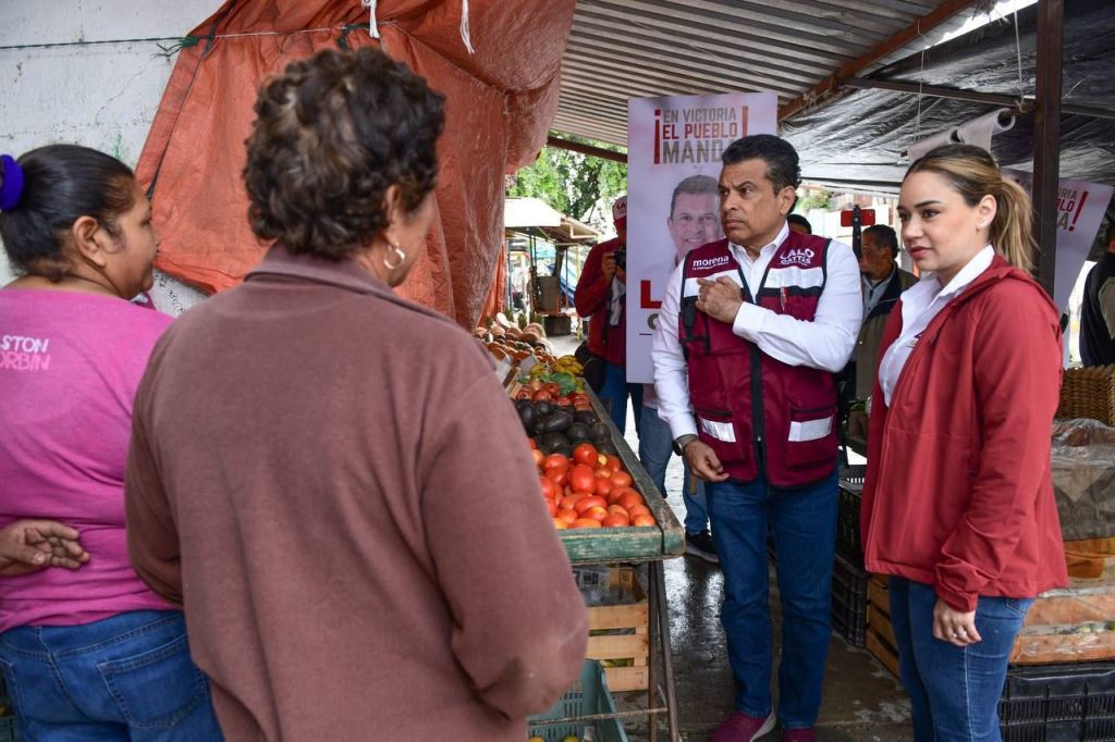 Bajo la lluvia, Lalo Gattas siguerecorriendo colonias de&nbsp;Victoria.