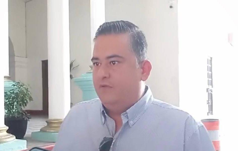 Pide regidor Oscar Narváez adiputada Ale Cárdenas dejar debuscar raja política con tema del&nbsp;agua.