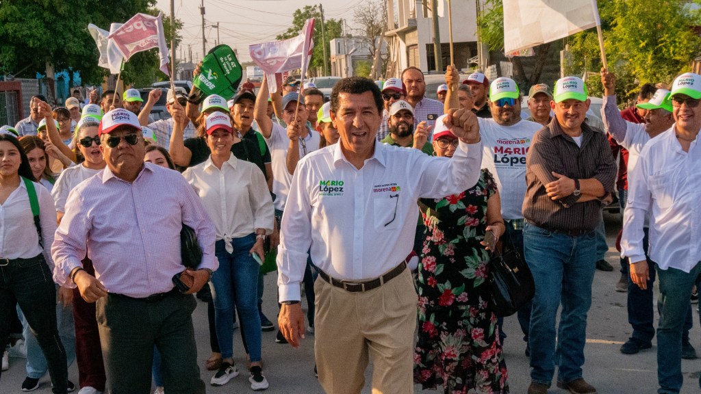 “Mario es mi gallo” manifestaron los vecinos de la colonia Manuel Cavazos Lerma al recibir a Mario López, candidato a la diputación federal por la coalición que integran los partidos MORENA, PVEM y&nbsp;PT.