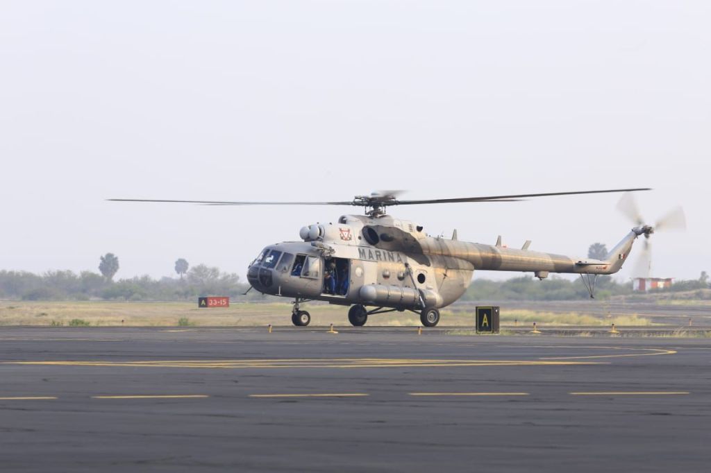 Helicóptero MI-17 de SEMAR se une al combate del incendio forestal en El Cañón del&nbsp;Novillo