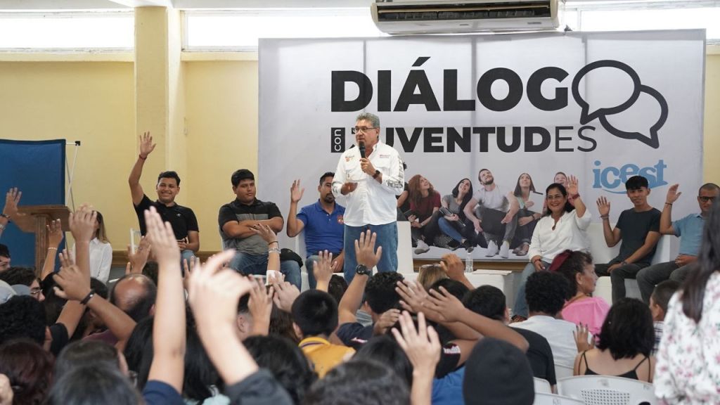 SOSTIENE ARMANDO MARTINEZ MANRÍQUEZ ENCUENTRO CON&nbsp;JÓVENES