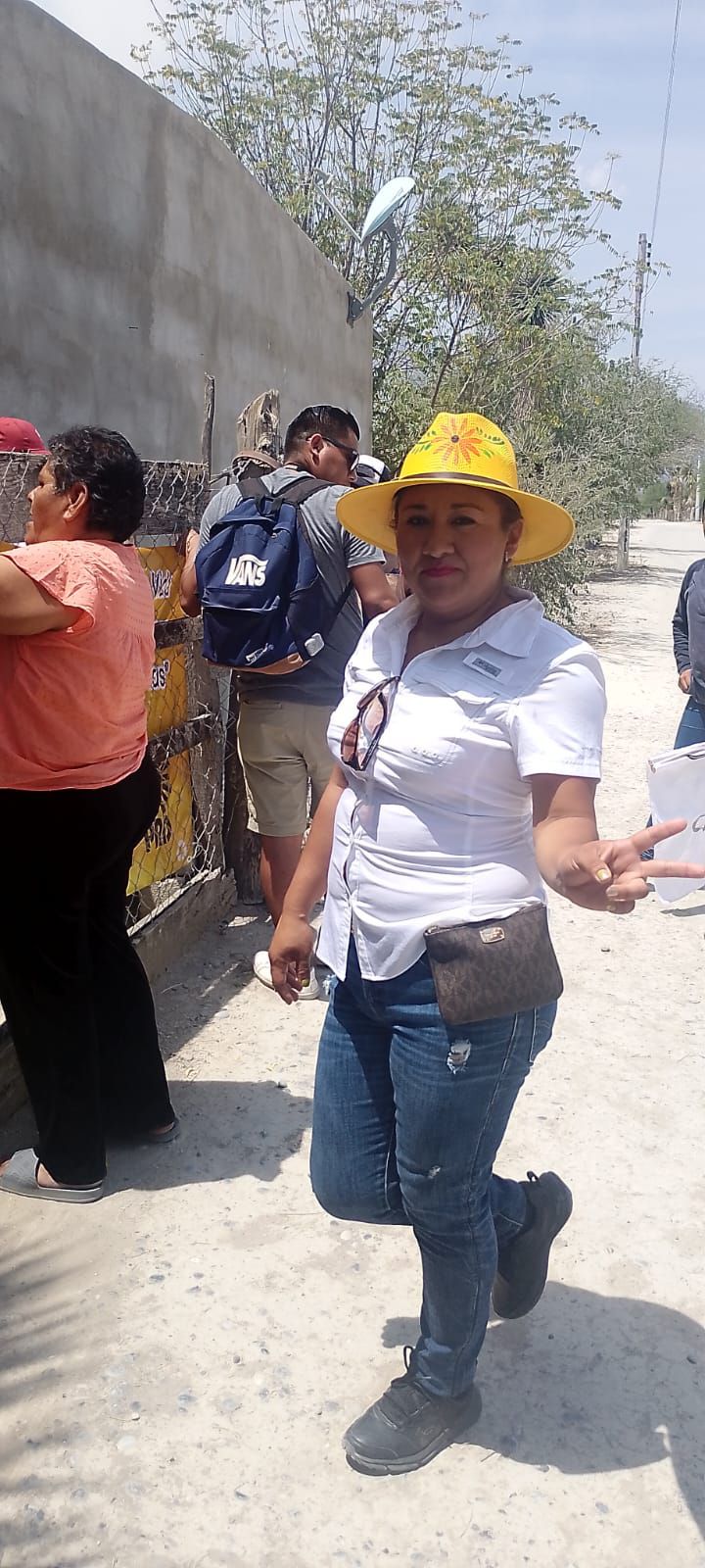 En Jaumave, Rumores en medios afirman que declinaría, ella lo desmiente.BETY NAVARRO SIGUE FIRME, PROYECTO SE FORTALECE DÍA CON&nbsp;DÍA