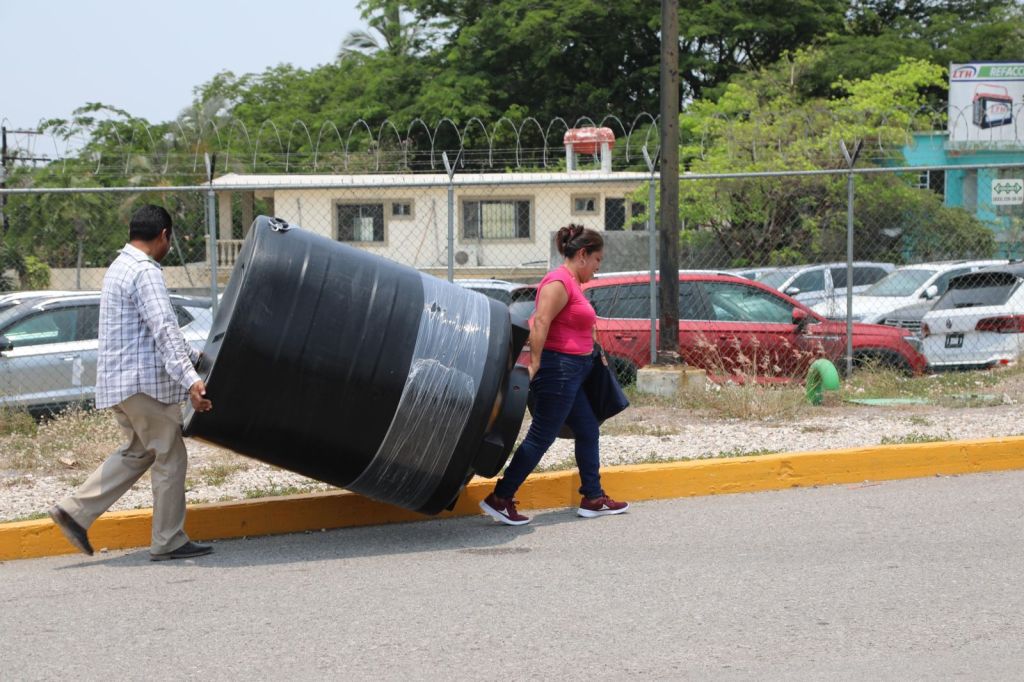 Sicosis y compras de pánico en Tampico acaba con los inventarios de&nbsp;tinacos