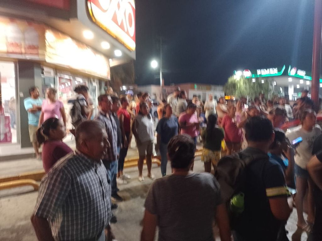 Bloquean vecinos del sector laguna de la puerta el km20, por falta de&nbsp;agua