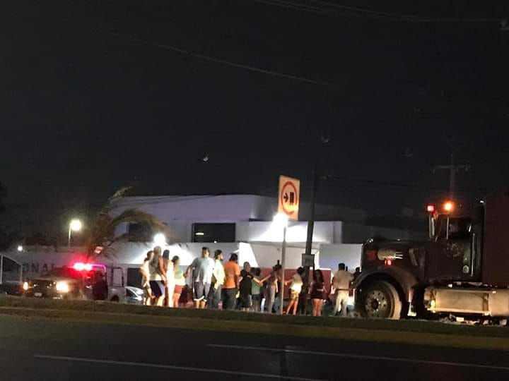 Una mujer y dos menores de edad resultaron lesionados en un aparatoso accidente&nbsp;vial.