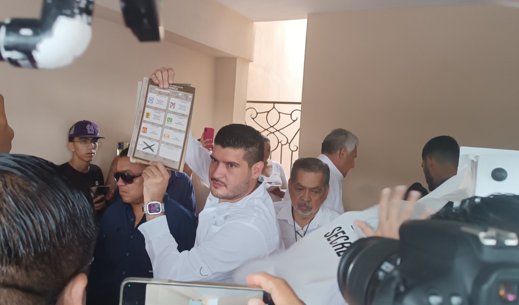 Beto Granados asiste a sufragar acompañado de su&nbsp;familia