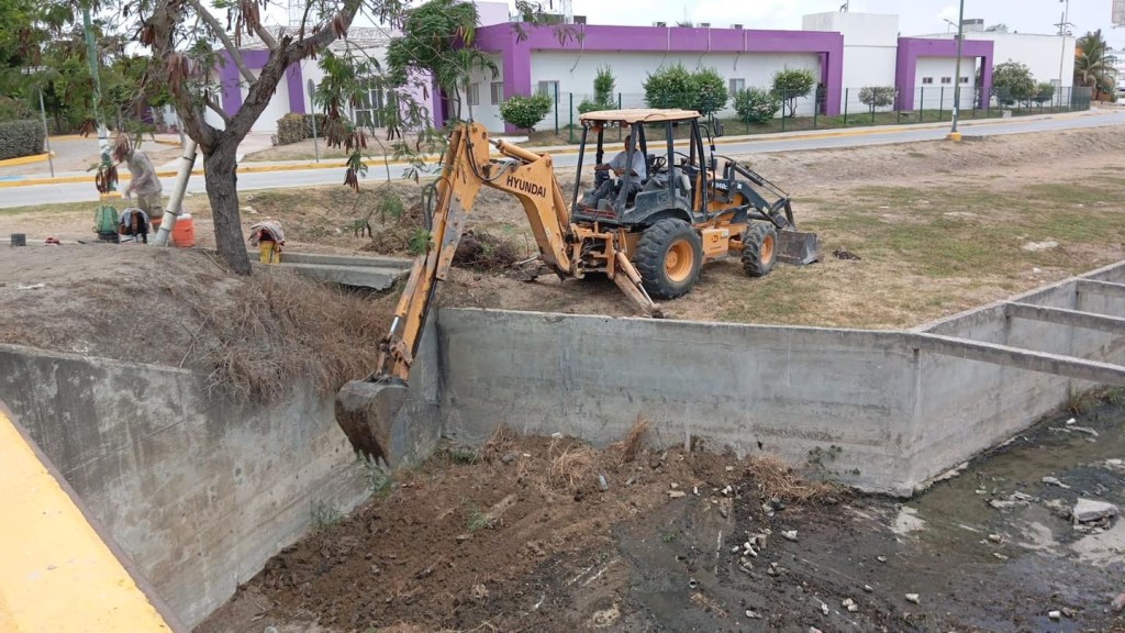 Lleva a cabo COMAPA Altamira limpieza de&nbsp;canales