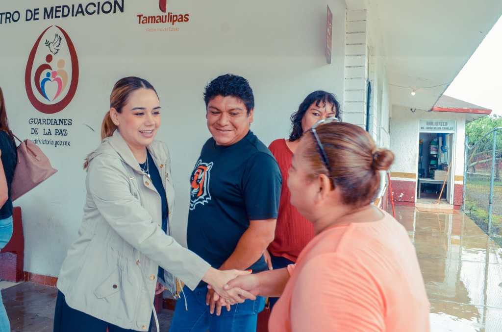Visita Lucy de Gattás a familias refugiadas en el albergue del CEDIF&nbsp;1.