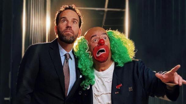 En los estertores de muerte, gobierno arremete contra dos&nbsp;periodistas