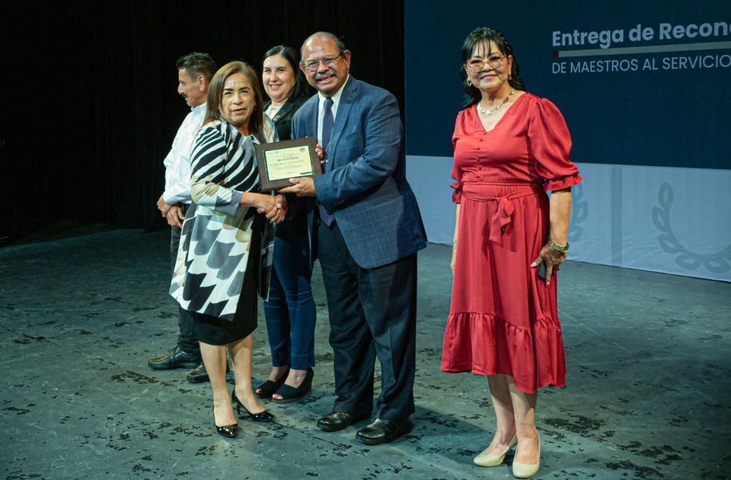 Reconoce Gobierno de Matamoros a maestros y maestras con 30 y 40 años de&nbsp;servicio