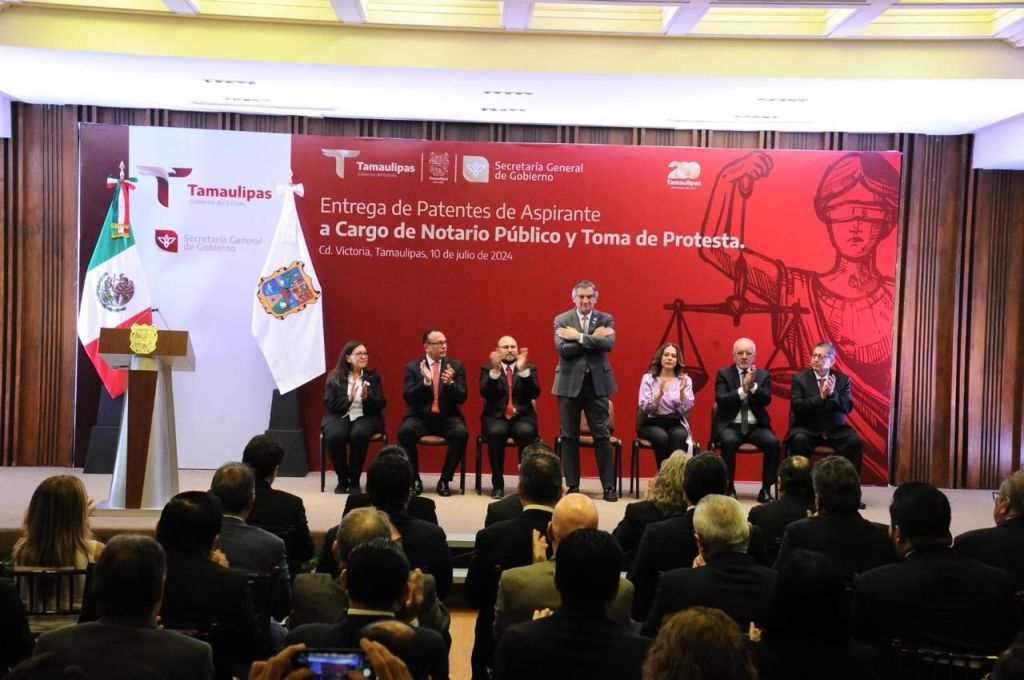 Entrega Américo patentes de aspirante a notarios&nbsp;públicos