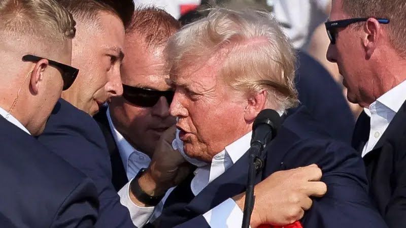 Trump es evacuado de un mitin en Pensilvania tras escucharse aparentes&nbsp;disparos