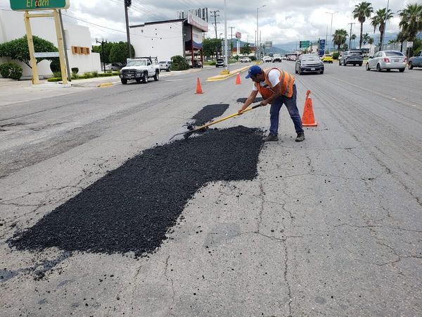 El equipo de obras públicas intensifica trabajos de bacheo tras lluvias&nbsp;recientes