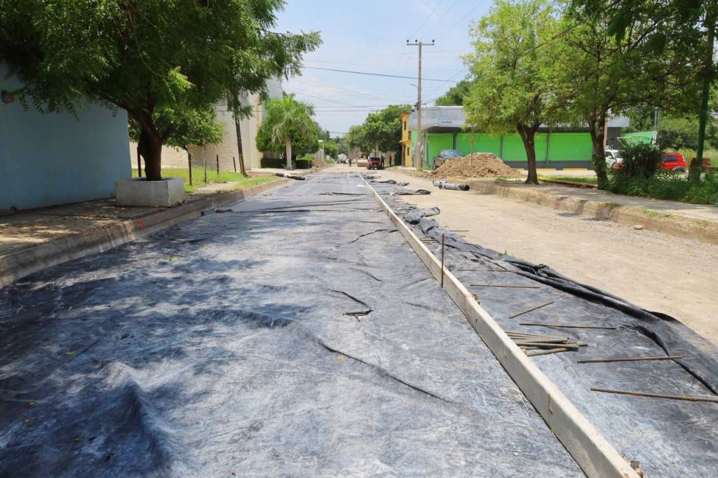 Obras de pavimentacióny bacheo de calles enVictoria no se&nbsp;detienen.
