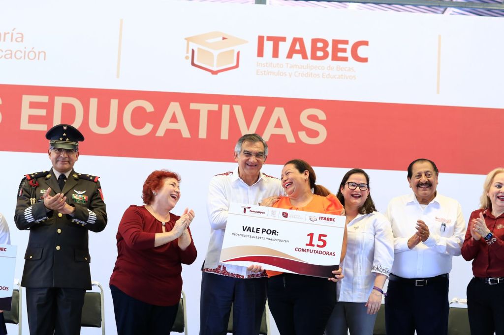 Entrega Américo becas que benefician a 54 mil estudiantes de&nbsp;Tamaulipas