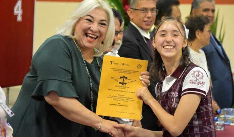 Es Adriana Lozano Madrina de Generación de la Secundaria Técnica 1 de Ciudad&nbsp;Victoria