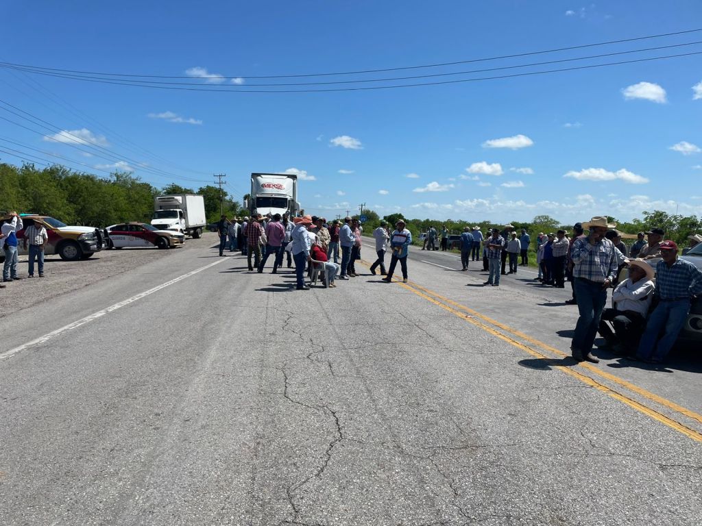 Productores vuelven a bloquear carretera por incumplimiento del Gobierno&nbsp;Federal