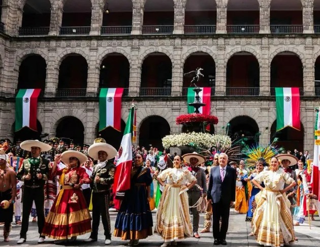 AMLO celebra a los migrantes mexicanos con homenaje en Palacio&nbsp;Nacional