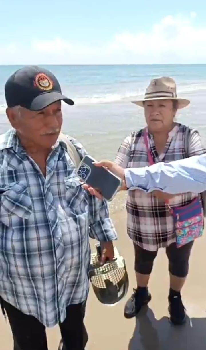 Pareja busca metales en playa&nbsp;miramar.