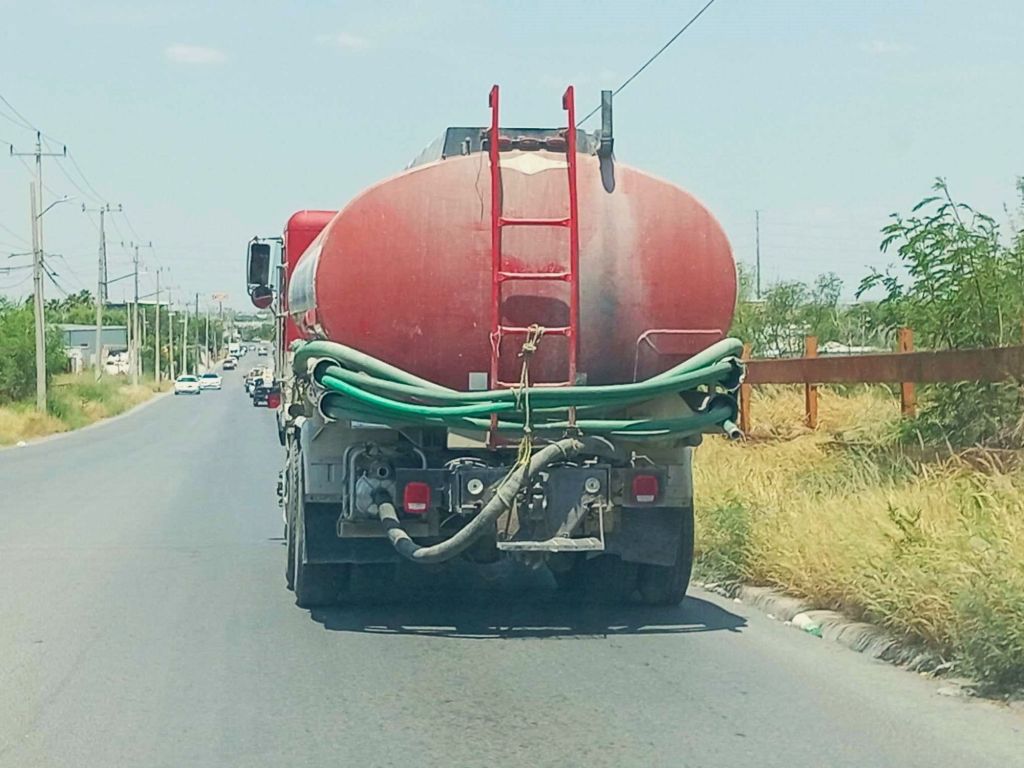 Pipas con venta de agua hacen su&nbsp;“agosto”