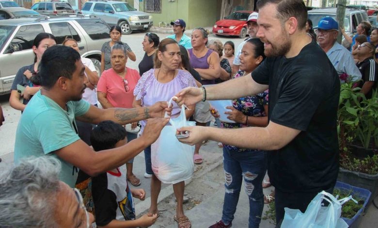Reciben en Infonavit La Sauteña a Paco González; entrega&nbsp;comestibles