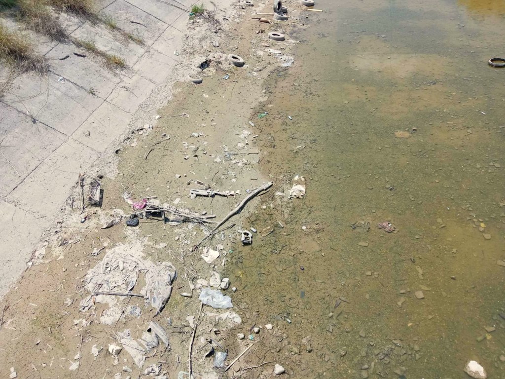 Canal Rodhe “seco” e inundado de basura y&nbsp;desechos