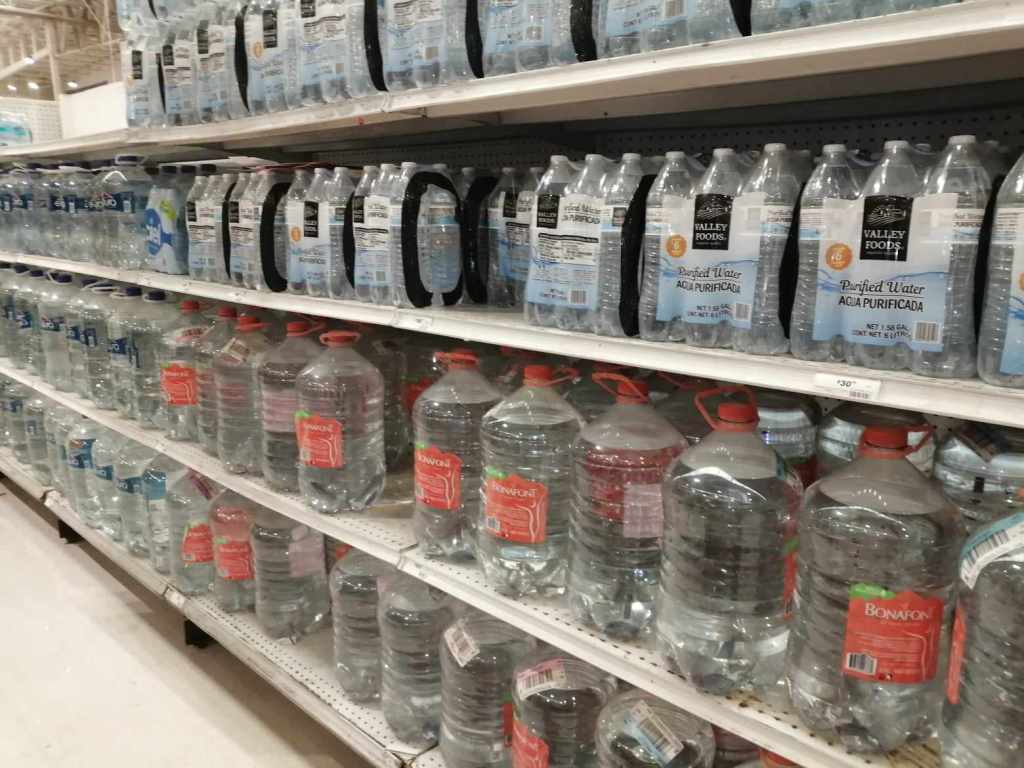 Compran agua embotellada ante&nbsp;“cortes”