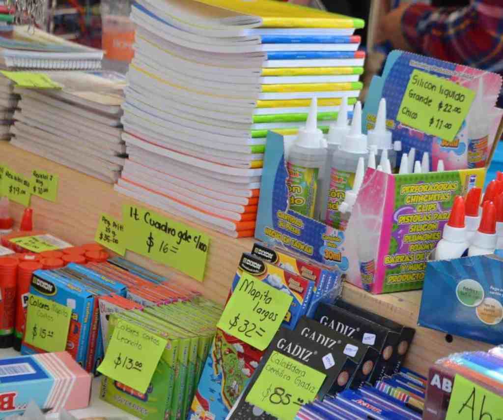 Madres y padres de familia luchan por encontrar ofertas para el regreso a&nbsp;clases