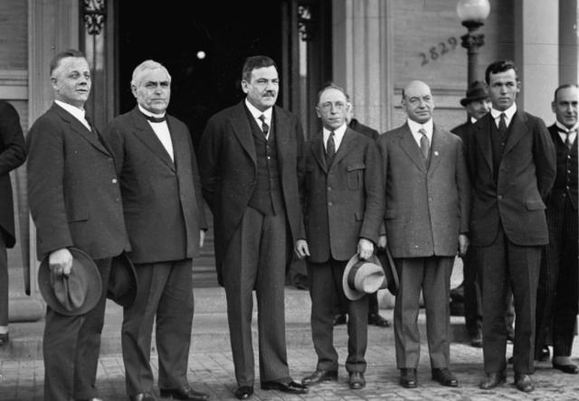 «Aquí vive el presidente; el que gobierna…&nbsp;enfrente»…