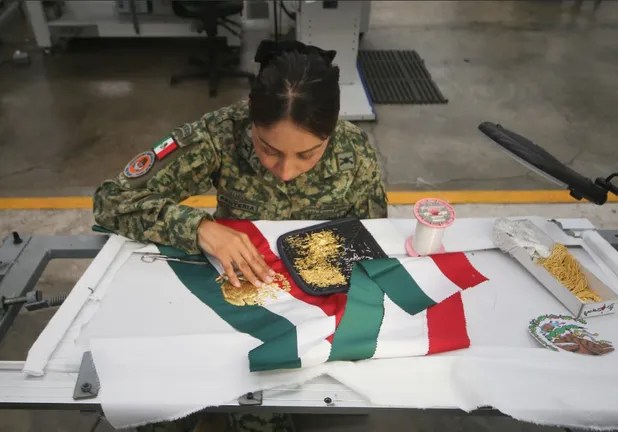 Sastres militares confeccionan la banda presidencial que portará Claudia&nbsp;Sheinbaum