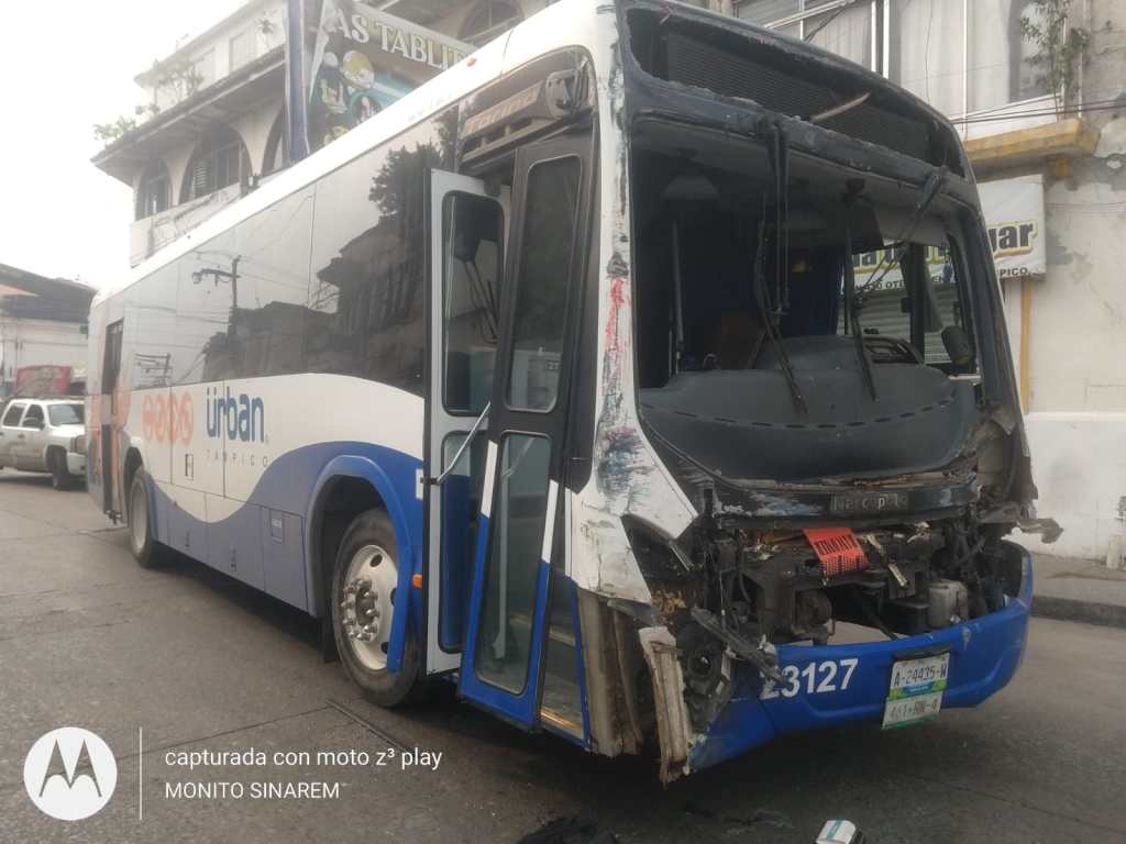 Varios lesionados en choque entre dos&nbsp;autobuses