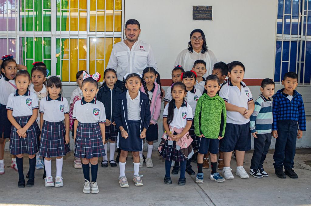 Anuncia alcalde Alberto Granados beneficios para escuelas; encabeza honores a la&nbsp;bandera