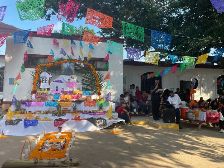 Alumnos y maestros de COBAT 13 rinden homenaje a Karla N. con un altar de Día de&nbsp;Muertos