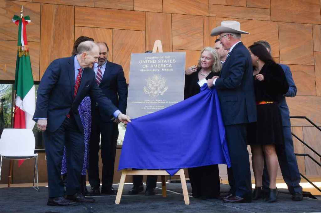 Ken Salazar critica la visión de “dividir y hacer muros”; confía en que relación entre México y EU será de&nbsp;respeto